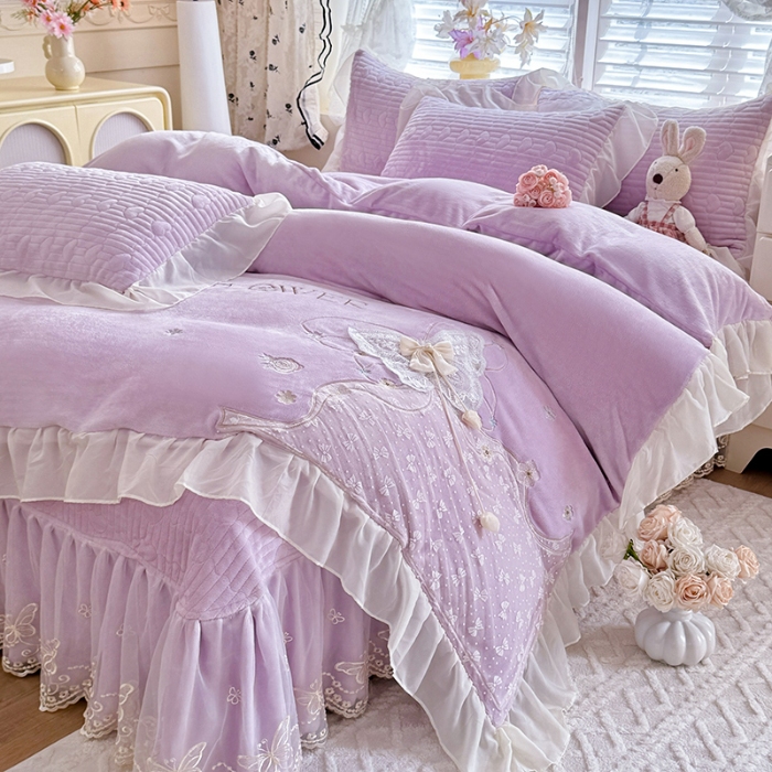 91家纺网 家纺一手货源 找家纺 漫布云2026秋冬新款11斤230g全消光牛奶绒夹棉床盖款四件套纯色蕾丝花边刺绣床裙款床盖 蝶恋花-梦幻紫