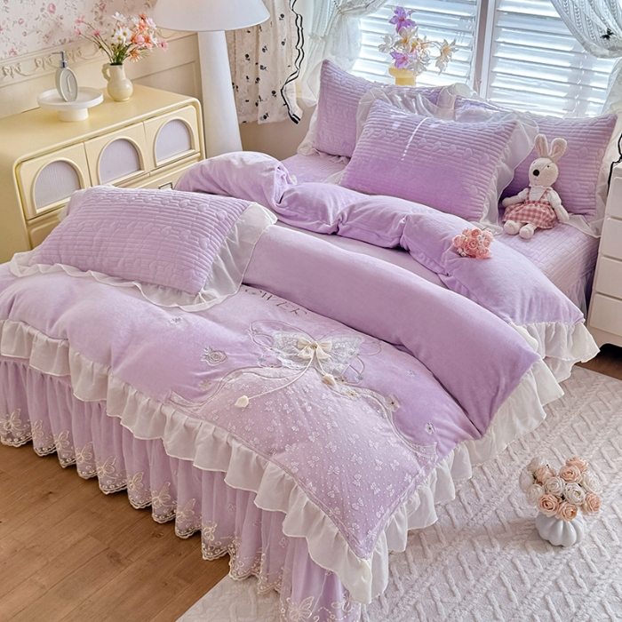 91家纺网 家纺一手货源 找家纺 漫布云2026秋冬新款11斤230g全消光牛奶绒夹棉床盖款四件套纯色蕾丝花边刺绣床裙款床盖 蝶恋花-梦幻紫