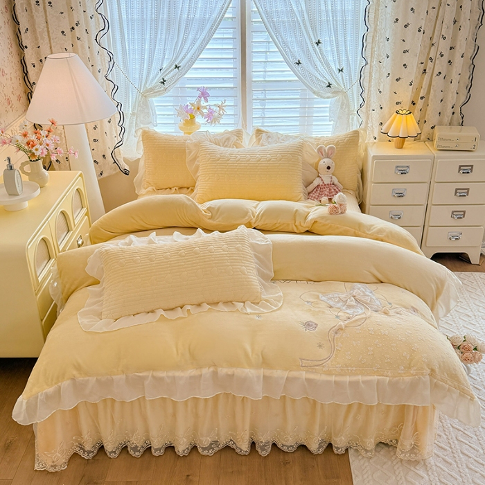 91家纺网 家纺一手货源 找家纺 漫布云2026秋冬新款11斤230g全消光牛奶绒夹棉床盖款四件套纯色蕾丝花边刺绣床裙款床盖  蝶恋花-嫩黄 