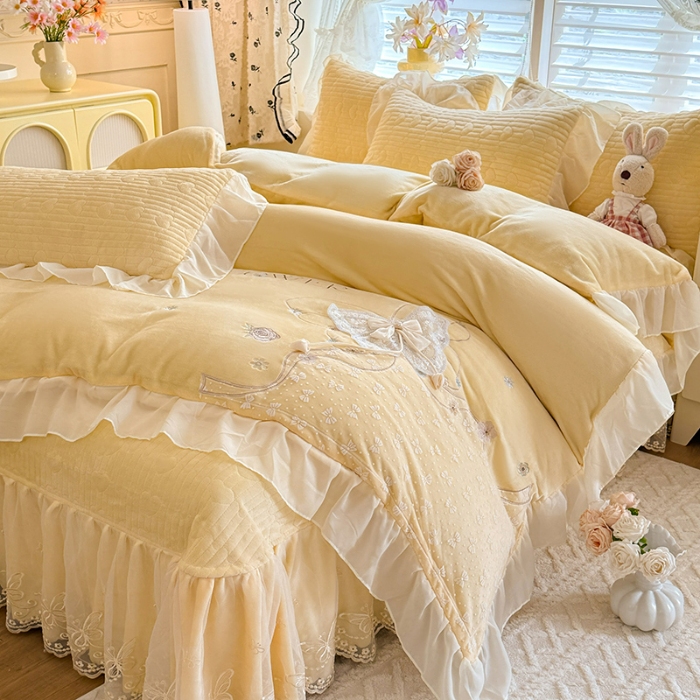 91家纺网 家纺一手货源 找家纺 漫布云2026秋冬新款11斤230g全消光牛奶绒夹棉床盖款四件套纯色蕾丝花边刺绣床裙款床盖  蝶恋花-嫩黄 