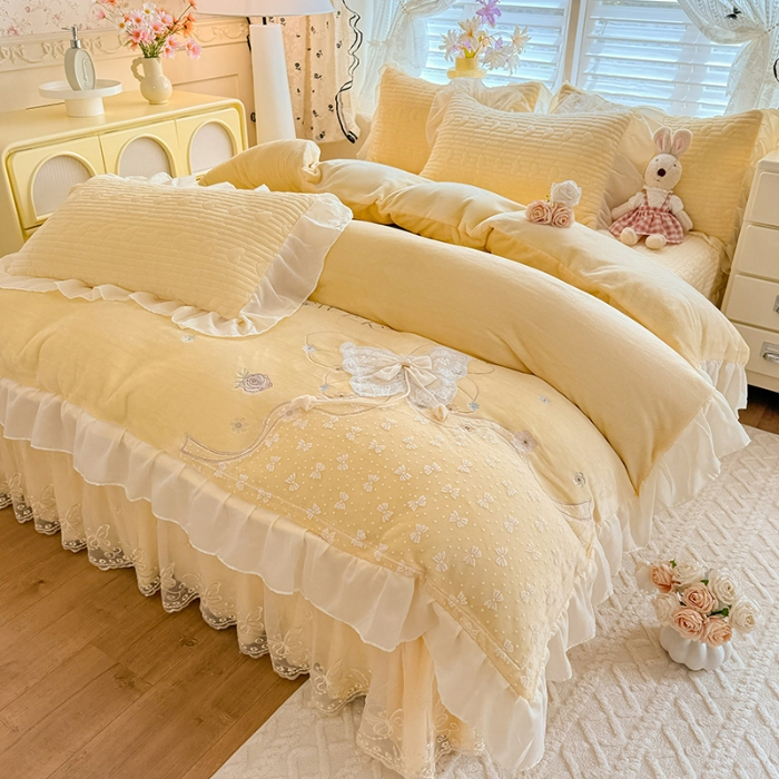 91家纺网 家纺一手货源 找家纺 漫布云2026秋冬新款11斤230g全消光牛奶绒夹棉床盖款四件套纯色蕾丝花边刺绣床裙款床盖  蝶恋花-嫩黄 