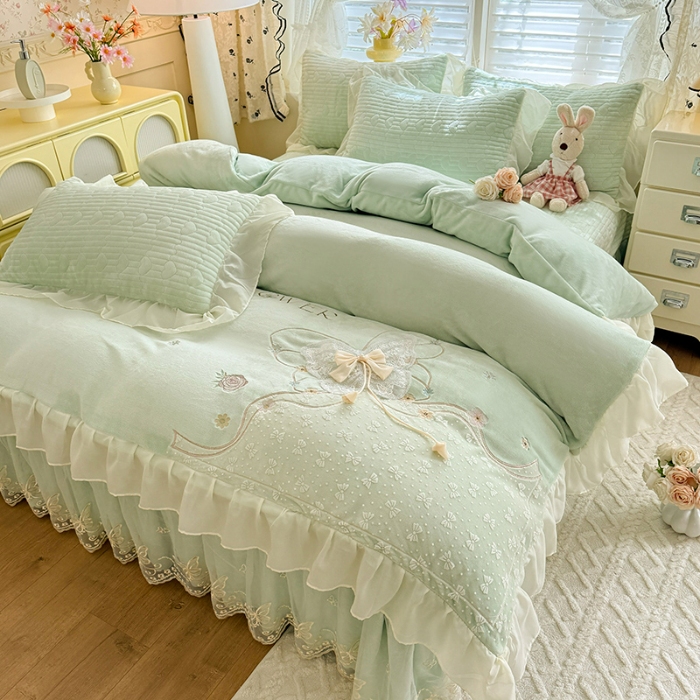 91家纺网 家纺一手货源 找家纺 漫布云2026秋冬新款11斤230g全消光牛奶绒夹棉床盖款四件套纯色蕾丝花边刺绣床裙款床盖 蝶恋花-新芽绿