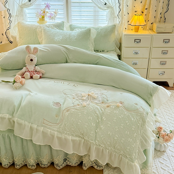 91家纺网 家纺一手货源 找家纺 漫布云2026秋冬新款11斤230g全消光牛奶绒夹棉床盖款四件套纯色蕾丝花边刺绣床裙款床盖 蝶恋花-新芽绿
