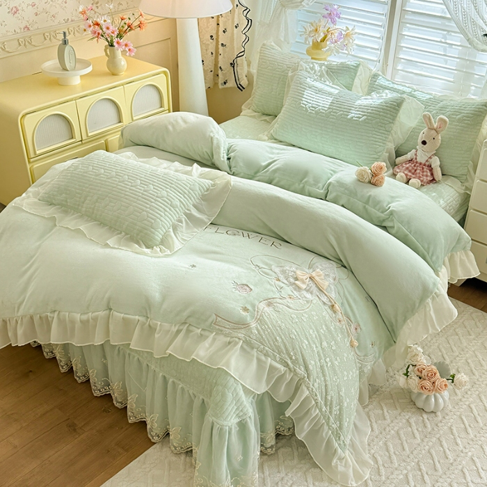 91家纺网 家纺一手货源 找家纺 漫布云2026秋冬新款11斤230g全消光牛奶绒夹棉床盖款四件套纯色蕾丝花边刺绣床裙款床盖 蝶恋花-新芽绿