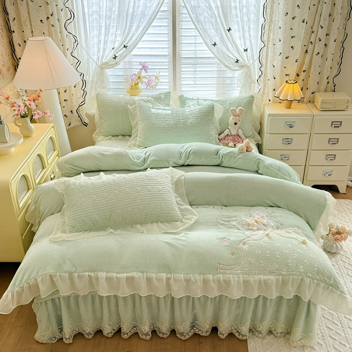 91家纺网 家纺一手货源 找家纺 漫布云2026秋冬新款11斤230g全消光牛奶绒夹棉床盖款四件套纯色蕾丝花边刺绣床裙款床盖 蝶恋花-新芽绿