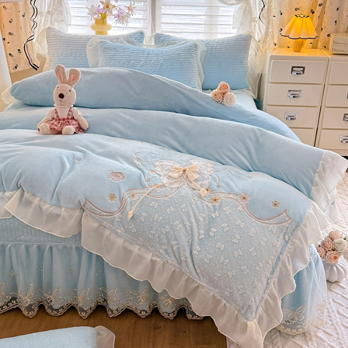 91家纺网 家纺一手货源 找家纺 漫布云2026秋冬新款11斤230g全消光牛奶绒夹棉床盖款四件套纯色蕾丝花边刺绣床裙款床盖  蝶恋花-婴儿蓝