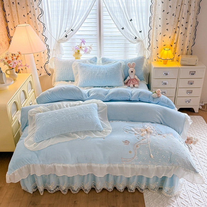 91家纺网 家纺一手货源 找家纺 漫布云2026秋冬新款11斤230g全消光牛奶绒夹棉床盖款四件套纯色蕾丝花边刺绣床裙款床盖  蝶恋花-婴儿蓝