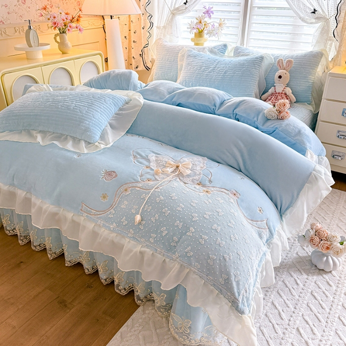 91家纺网 家纺一手货源 找家纺 漫布云2026秋冬新款11斤230g全消光牛奶绒夹棉床盖款四件套纯色蕾丝花边刺绣床裙款床盖  蝶恋花-婴儿蓝
