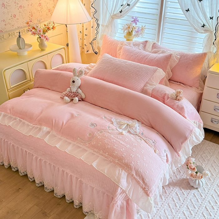 91家纺网 家纺一手货源 找家纺 漫布云2026秋冬新款11斤230g全消光牛奶绒夹棉床盖款四件套纯色蕾丝花边刺绣床裙款床盖  蝶恋花-樱花粉