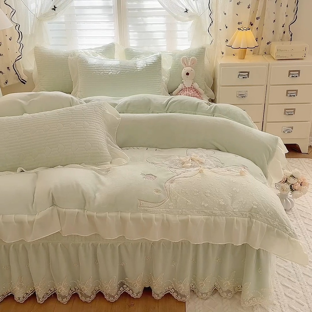 91家纺网 家纺一手货源 找家纺 漫布云2026秋冬新款11斤230g全消光牛奶绒夹棉床盖款四件套纯色蕾丝花边刺绣床裙款床盖 蝶恋花-新芽绿