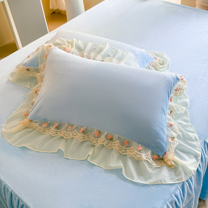 91家纺网 家纺一手货源 找家纺 苏米娜2025秋冬新款230g法式公主风全消光牛奶绒床裙款四件套纯色蕾丝花边刺绣床盖款四件套 欧若拉-梦幻蓝