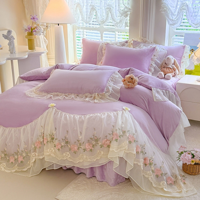 91家纺网 家纺一手货源 找家纺 苏米娜2025秋冬新款230g法式公主风全消光牛奶绒床裙款四件套纯色蕾丝花边刺绣床盖款四件套 欧若拉- 香芋紫 