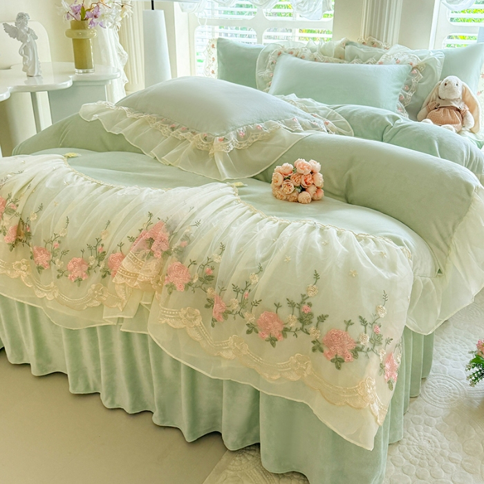 91家纺网 家纺一手货源 找家纺 苏米娜2025秋冬新款230g法式公主风全消光牛奶绒床裙款四件套纯色蕾丝花边刺绣床盖款四件套 欧若拉-新芽绿