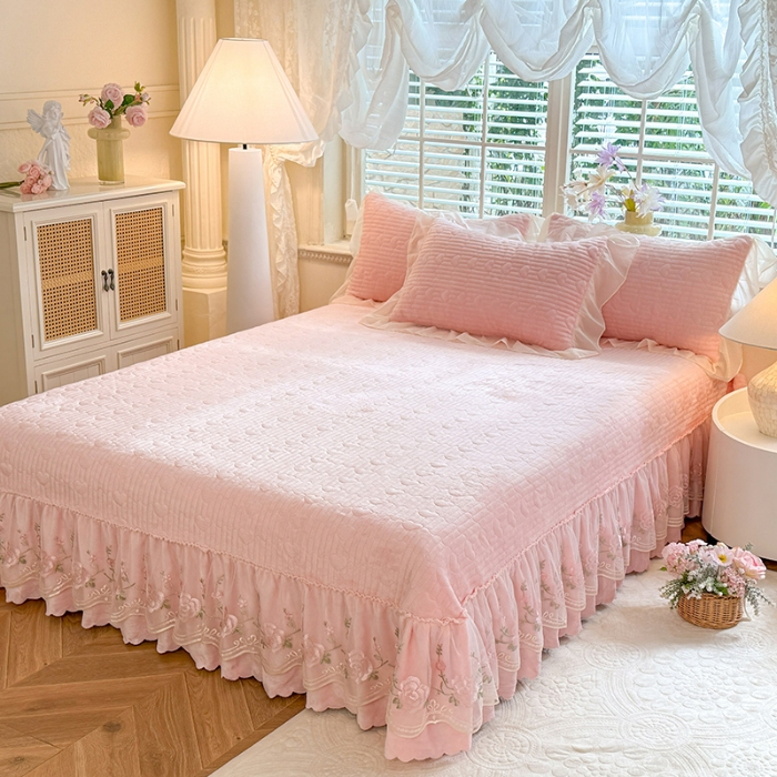 91家纺网 家纺一手货源 找家纺 漫布云2025秋冬新款11斤230g全消光牛奶绒夹棉床盖款四件套纯色蕾丝花边刺绣床裙款床盖 花韵-樱花粉 