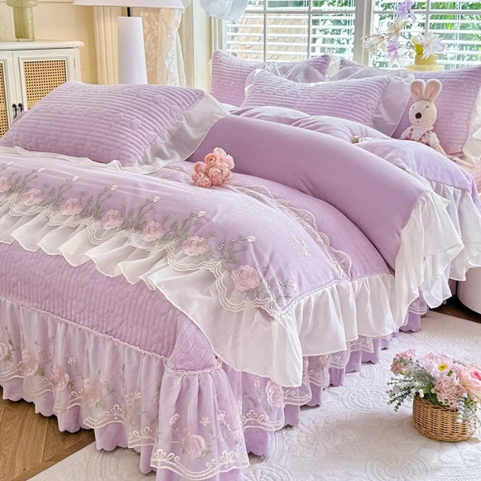 91家纺网 家纺一手货源 找家纺 漫布云2025秋冬新款11斤230g全消光牛奶绒夹棉床盖款四件套纯色蕾丝花边刺绣床裙款床盖 花韵-梦幻紫  