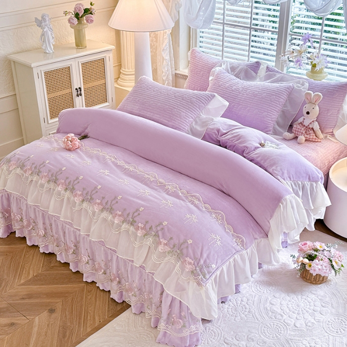 91家纺网 家纺一手货源 找家纺 漫布云2025秋冬新款11斤230g全消光牛奶绒夹棉床盖款四件套纯色蕾丝花边刺绣床裙款床盖 花韵-梦幻紫  