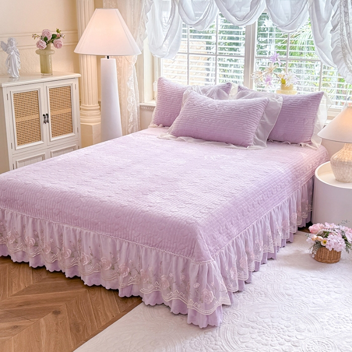 91家纺网 家纺一手货源 找家纺 漫布云2025秋冬新款11斤230g全消光牛奶绒夹棉床盖款四件套纯色蕾丝花边刺绣床裙款床盖 花韵-梦幻紫  