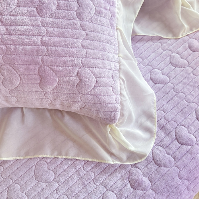 91家纺网 家纺一手货源 找家纺 漫布云2025秋冬新款11斤230g全消光牛奶绒夹棉床盖款四件套纯色蕾丝花边刺绣床裙款床盖 花韵-梦幻紫  