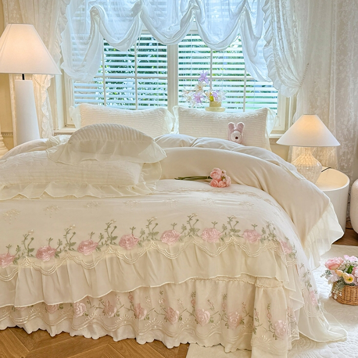 91家纺网 家纺一手货源 找家纺 漫布云2025秋冬新款11斤230g全消光牛奶绒夹棉床盖款四件套纯色蕾丝花边刺绣床裙款床盖 花韵-奶昔白 