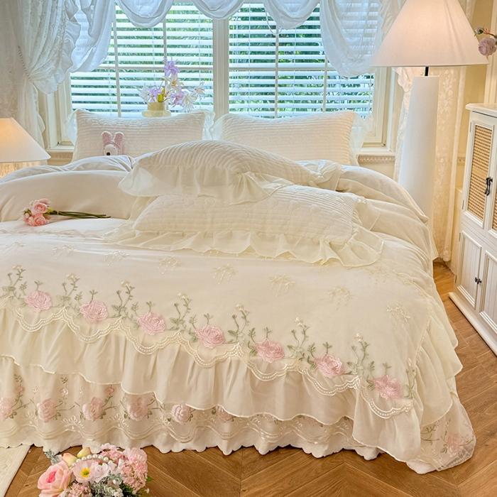 91家纺网 家纺一手货源 找家纺 漫布云2025秋冬新款11斤230g全消光牛奶绒夹棉床盖款四件套纯色蕾丝花边刺绣床裙款床盖 花韵-奶昔白 