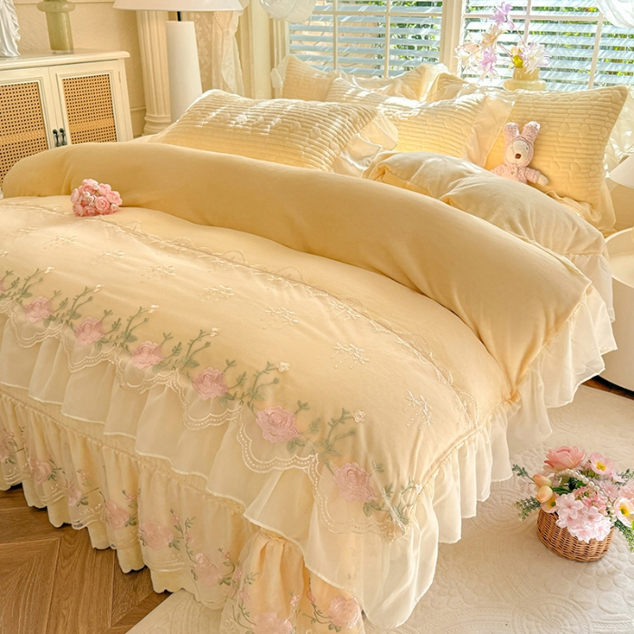 91家纺网 家纺一手货源 找家纺 漫布云2025秋冬新款11斤230g全消光牛奶绒夹棉床盖款四件套纯色蕾丝花边刺绣床裙款床盖 花韵-嫩黄 