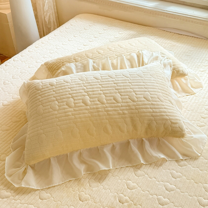 91家纺网 家纺一手货源 找家纺 漫布云2025秋冬新款11斤230g全消光牛奶绒夹棉床盖款四件套纯色蕾丝花边刺绣床裙款床盖 花韵-嫩黄 