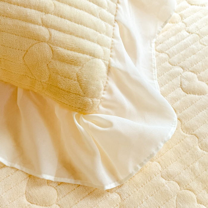 91家纺网 家纺一手货源 找家纺 漫布云2025秋冬新款11斤230g全消光牛奶绒夹棉床盖款四件套纯色蕾丝花边刺绣床裙款床盖 花韵-嫩黄 