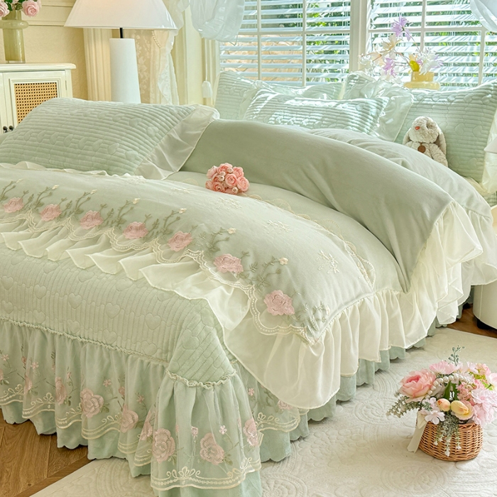 91家纺网 家纺一手货源 找家纺 漫布云2025秋冬新款11斤230g全消光牛奶绒夹棉床盖款四件套纯色蕾丝花边刺绣床裙款床盖 花韵-新芽绿 