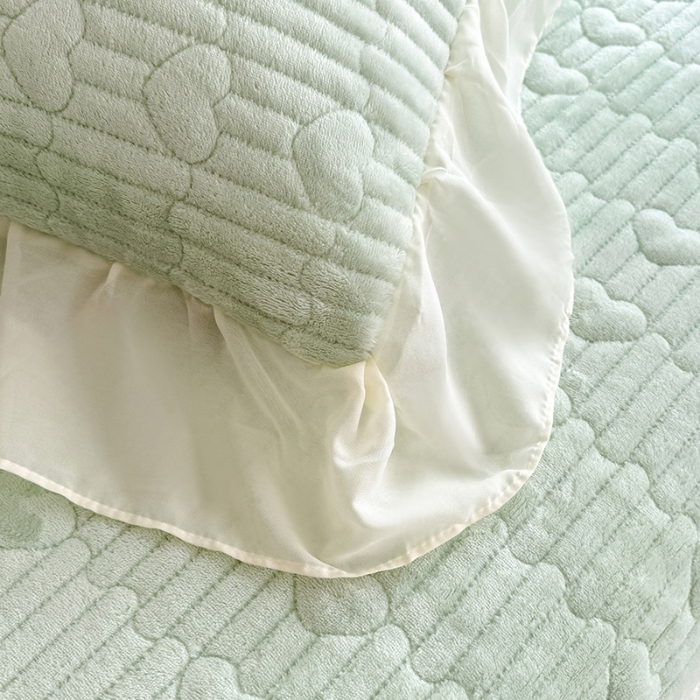 91家纺网 家纺一手货源 找家纺 漫布云2025秋冬新款11斤230g全消光牛奶绒夹棉床盖款四件套纯色蕾丝花边刺绣床裙款床盖 花韵-新芽绿 