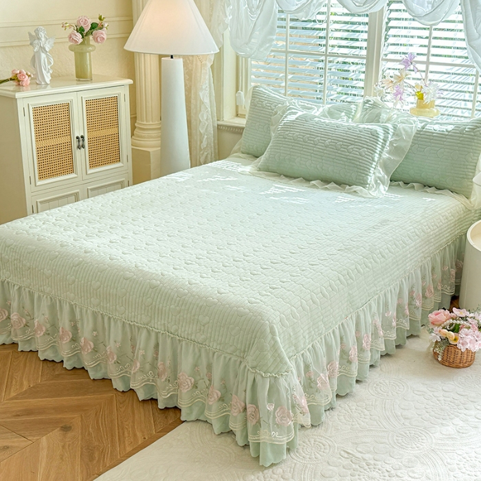 91家纺网 家纺一手货源 找家纺 漫布云2025秋冬新款11斤230g全消光牛奶绒夹棉床盖款四件套纯色蕾丝花边刺绣床裙款床盖 花韵-新芽绿 