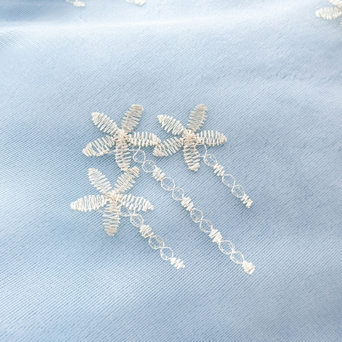 91家纺网 家纺一手货源 找家纺 漫布云2025秋冬新款11斤230g全消光牛奶绒夹棉床盖款四件套纯色蕾丝花边刺绣床裙款床盖 花韵-婴儿蓝