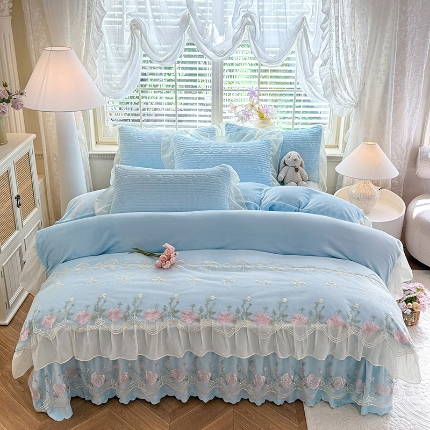 漫布云2025秋冬新款11斤230g全消光牛奶绒夹棉床盖款四件套纯色蕾丝花边刺绣床裙款床盖 花韵-婴儿蓝
