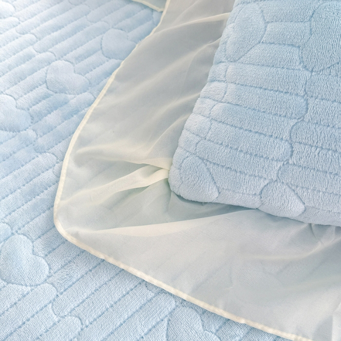 91家纺网 家纺一手货源 找家纺 漫布云2025秋冬新款11斤230g全消光牛奶绒夹棉床盖款四件套纯色蕾丝花边刺绣床裙款床盖 花韵-婴儿蓝