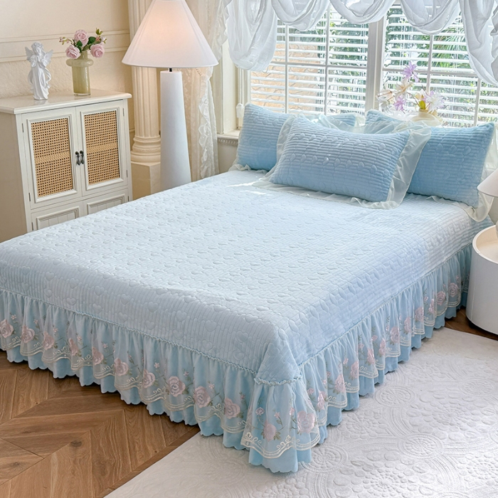 91家纺网 家纺一手货源 找家纺 漫布云2025秋冬新款11斤230g全消光牛奶绒夹棉床盖款四件套纯色蕾丝花边刺绣床裙款床盖 花韵-婴儿蓝