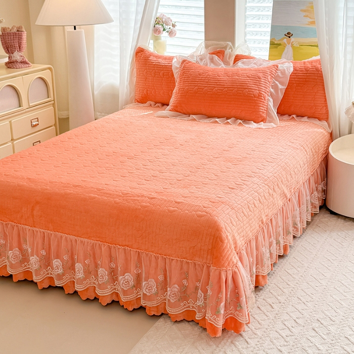 91家纺网 家纺一手货源 找家纺 漫布云2025秋冬新款11斤230g全消光牛奶绒夹棉床盖款四件套纯色蕾丝花边刺绣床裙款床盖 花韵--艾玛橙