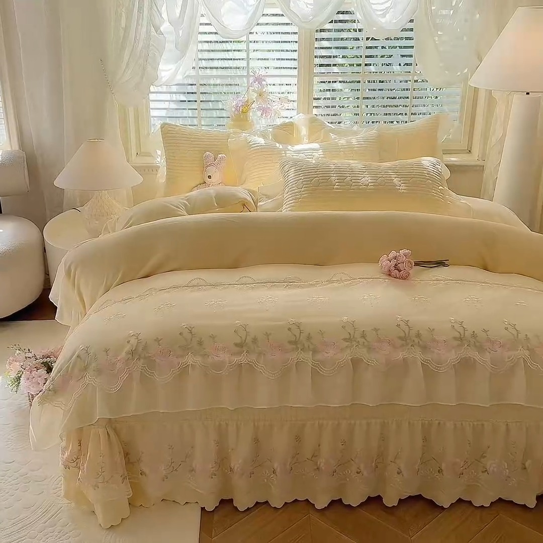 91家纺网 家纺一手货源 找家纺 漫布云2025秋冬新款11斤230g全消光牛奶绒夹棉床盖款四件套纯色蕾丝花边刺绣床裙款床盖 花韵-嫩黄 