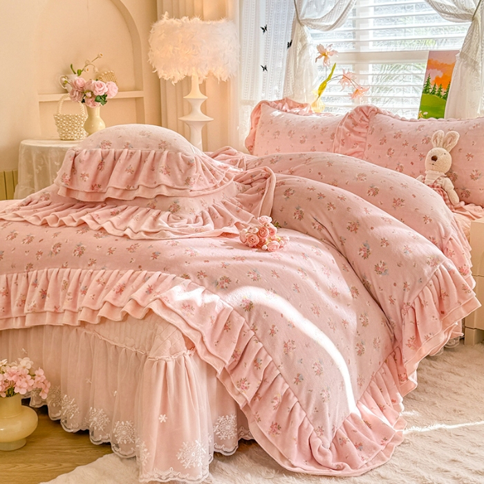 91家纺网 家纺一手货源 找家纺 （总）苏米娜2025新款高克重11斤重直播热款双层蕾丝花边全消光牛奶绒印花床盖四件套单床盖床盖三件套