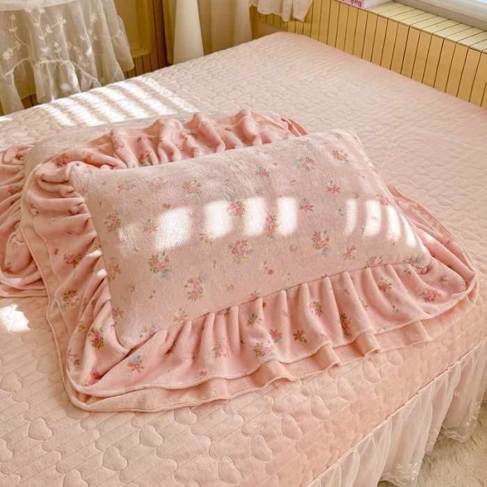 91家纺网 家纺一手货源 找家纺 （总）苏米娜2025新款高克重11斤重直播热款双层蕾丝花边全消光牛奶绒印花床盖四件套单床盖床盖三件套