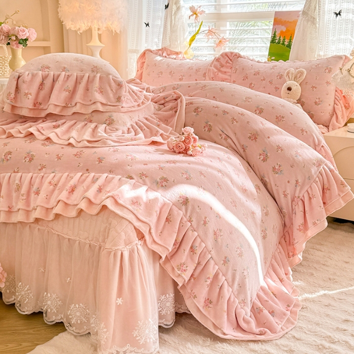 91家纺网 家纺一手货源 找家纺 （总）苏米娜2025新款高克重11斤重直播热款双层蕾丝花边全消光牛奶绒印花床盖四件套单床盖床盖三件套