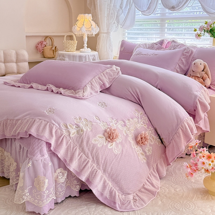 91家纺网 家纺一手货源 找家纺 苏米娜2025秋冬直播爆款11斤230g全消光牛奶绒夹棉床盖款四件套纯色蕾丝花边刺绣床盖三件套夹棉单床盖 梦妮莎--梦幻紫