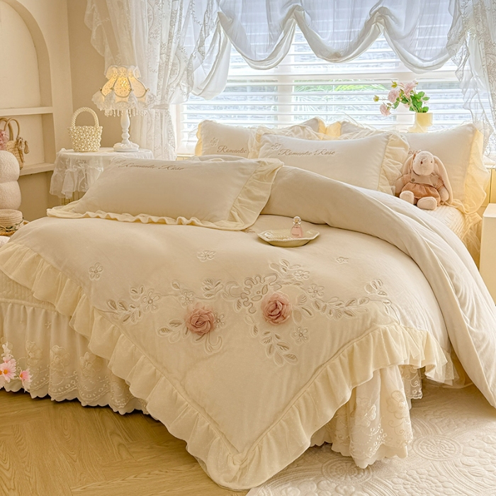 91家纺网 家纺一手货源 找家纺 苏米娜2025秋冬直播爆款11斤230g全消光牛奶绒夹棉床盖款四件套纯色蕾丝花边刺绣床盖三件套夹棉单床盖   梦妮莎-奶昔白