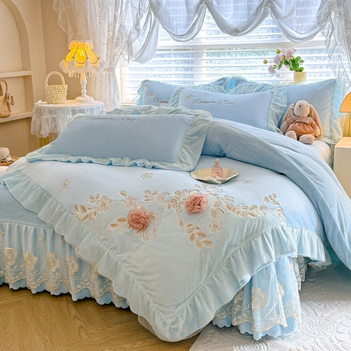 91家纺网 家纺一手货源 找家纺 苏米娜2025秋冬直播爆款11斤230g全消光牛奶绒夹棉床盖款四件套纯色蕾丝花边刺绣床盖三件套夹棉单床盖 梦妮莎-婴儿蓝