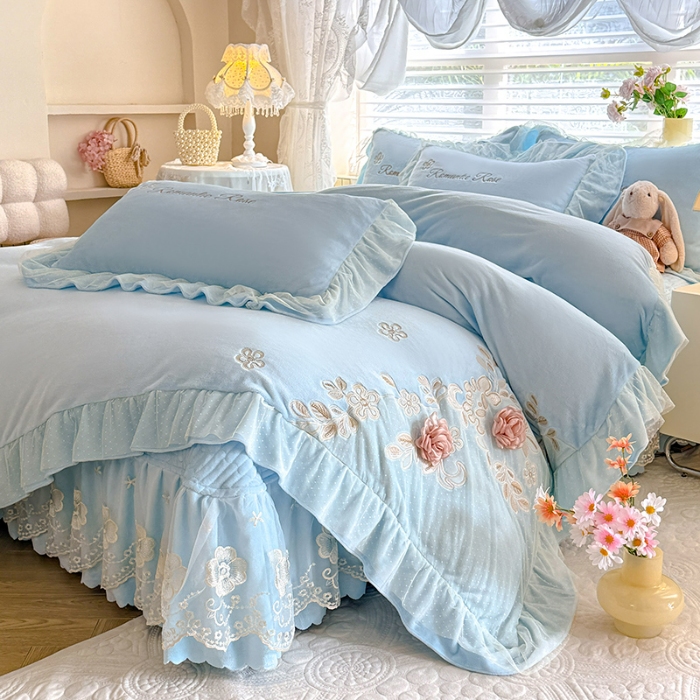 91家纺网 家纺一手货源 找家纺 苏米娜2025秋冬直播爆款11斤230g全消光牛奶绒夹棉床盖款四件套纯色蕾丝花边刺绣床盖三件套夹棉单床盖 梦妮莎-婴儿蓝