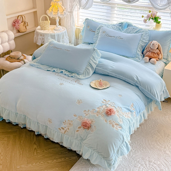 91家纺网 家纺一手货源 找家纺 苏米娜2025秋冬直播爆款11斤230g全消光牛奶绒夹棉床盖款四件套纯色蕾丝花边刺绣床盖三件套夹棉单床盖 梦妮莎-婴儿蓝