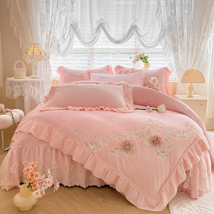 91家纺网 家纺一手货源 找家纺 苏米娜2025秋冬直播爆款11斤230g全消光牛奶绒夹棉床盖款四件套纯色蕾丝花边刺绣床盖三件套夹棉单床盖  梦妮莎-樱花粉
