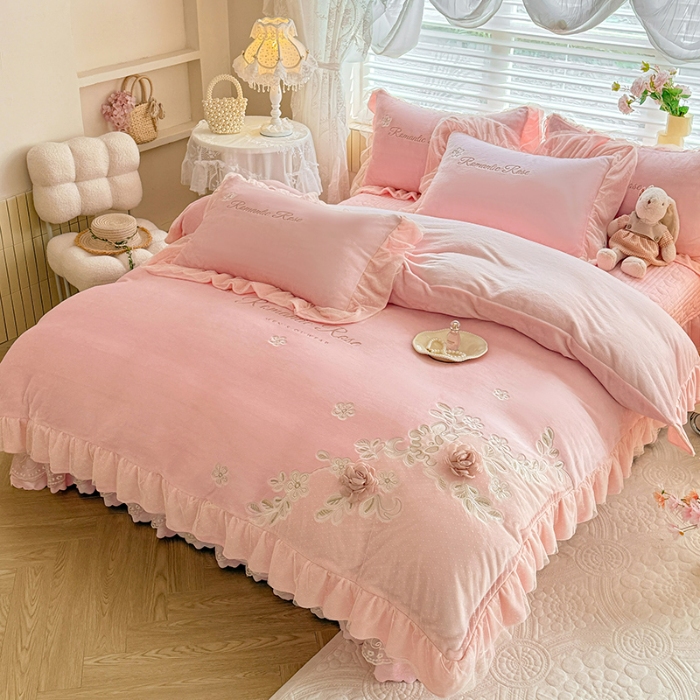 91家纺网 家纺一手货源 找家纺 苏米娜2025秋冬直播爆款11斤230g全消光牛奶绒夹棉床盖款四件套纯色蕾丝花边刺绣床盖三件套夹棉单床盖  梦妮莎-樱花粉