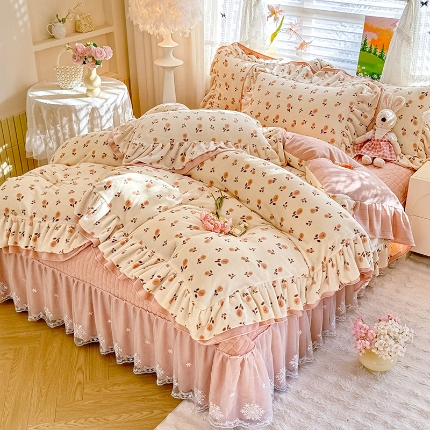 91家纺网 家纺一手货源 找家纺 （总）苏米娜2025新款高克重11斤重直播热款双层蕾丝花边全消光牛奶绒印花床盖四件套单床盖床盖三件套