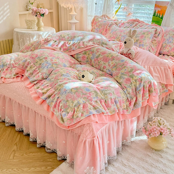 91家纺网 家纺一手货源 找家纺 （总）苏米娜2025新款高克重11斤重直播热款双层蕾丝花边全消光牛奶绒印花床盖四件套单床盖床盖三件套