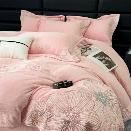 91家纺网 家纺一手货源 找家纺 （总）2025新款全消光牛奶绒线条花刺绣+宽边四件套-绮丽