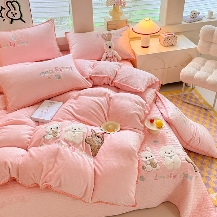 91家纺网 家纺一手货源 找家纺 苏米娜家纺2025新款230g全消光大版卡通牛奶绒兔毛贴布绣花四件套可爱卡通男孩女孩法莱绒被套三件套   欢乐兔 